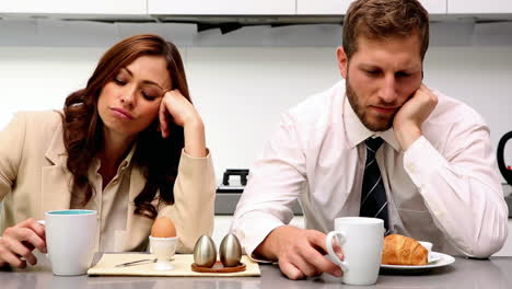 Pareja-Distante-Desayunando-Y-Sin-Hablar