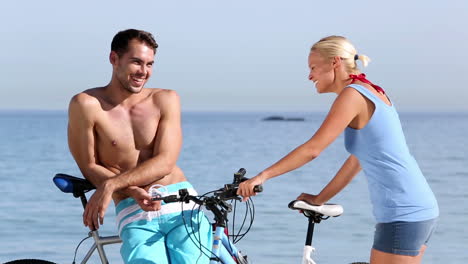 Friends-laughing-and-holding-bikes