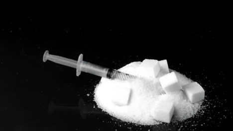 Spritze-Mit-Insulin-Fällt-In-Einen-Haufen-Zucker-Mit-Zuckerwürfeln-Darin