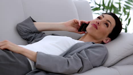 Attraktive-Geschäftsfrau-Entspannt-Auf-Der-Couch