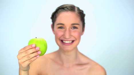 Mujer-Joven-Mostrando-Manzana-Verde