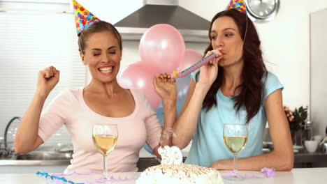 Frauen-Mit-Partyhüten-Feiern-Gemeinsam-Geburtstag-