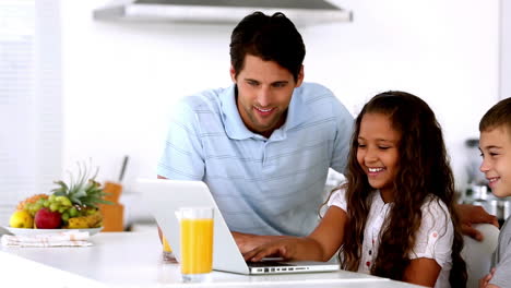 Padre-Mirando-La-Computadora-Portátil-Con-Sus-Hijos