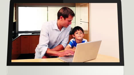 Bildschirme-Zeigen-Familie-Mit-Laptop