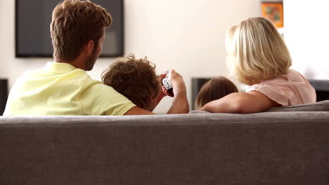 Vista-Trasera-De-La-Familia-Viendo-La-Televisión