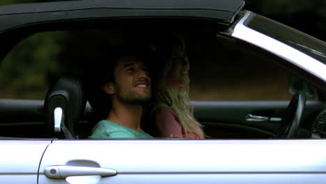 Couple-smiling-and-looking-the-car