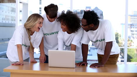Gruppe-Von-Freiwilligen,-Die-Gemeinsam-Einen-Laptop-Benutzen