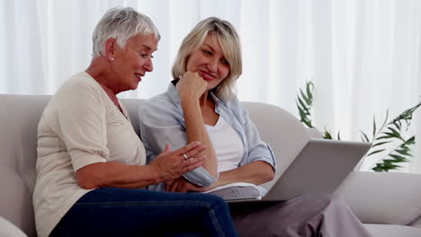 Zwei-Freunde,-Die-Einen-Laptop-Benutzen