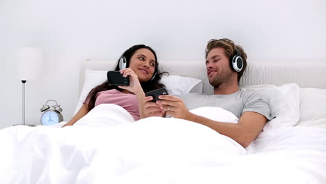 Pareja-Escuchando-Música-Con-Auriculares