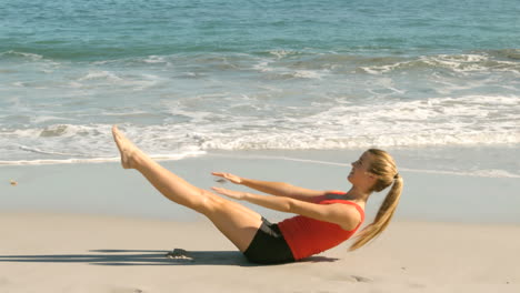 Glückliche-Frau-Trainieren-Am-Strand