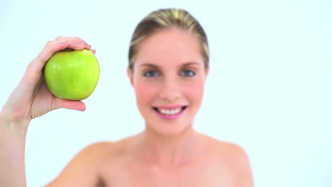 Mujer-Bonita-Sosteniendo-Una-Manzana-Verde-En-La-Mano.