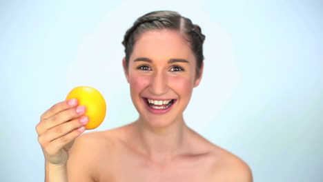 Mujer-Joven-Mostrando-Manzana-Amarilla