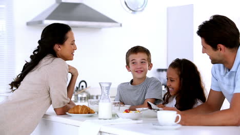 Madre-Charlando-Con-Los-Niños-En-El-Desayuno-Familiar.