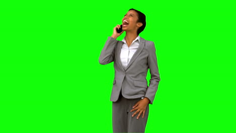 Mujer-De-Negocios-Riendo-Mientras-Llama-Por-Teléfono-En-Pantalla-Verde