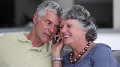 Pareja-Madura-Teniendo-Una-Conversación-Telefónica-