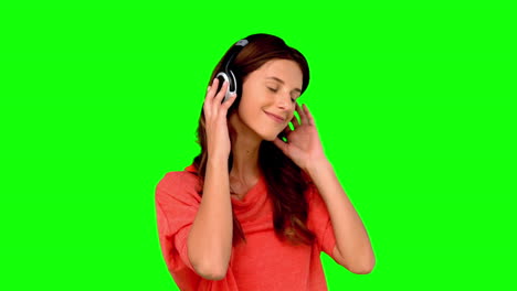 Mujer-Con-Auriculares-Escuchando-Música-En-Pantalla-Verde.