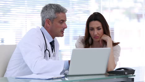 Arzt-Erklärt-Einem-Patienten-Die-Krankheit-Mit-Einem-Laptop