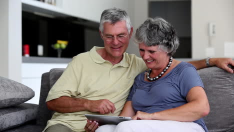 Mature-couple-using-a-tablet-pc-together