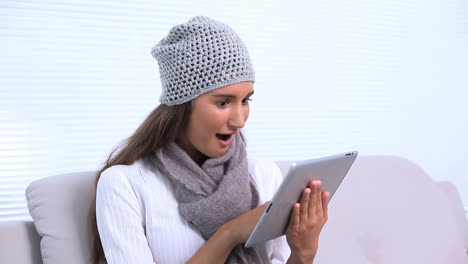 Brünette-Sitzt-Auf-Dem-Sofa-Mit-Ihrem-Tablet-PC