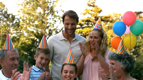 Familia-Feliz-Celebrando-Un-Cumpleaños-Y-Aplaudiendo