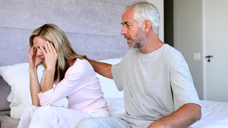 Husband-comforting-his-wife-on-the-bed