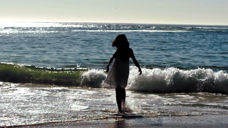 Frau-Springt-Am-Strand-