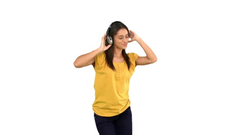 Frau-Tanzt-Mit-Kopfhörern-Auf-Weißem-Hintergrund