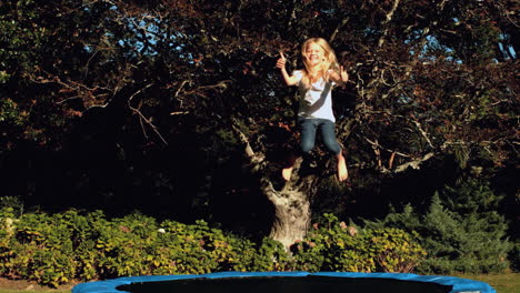 Kleines-Mädchen-Beim-Hüpfen-Auf-Einem-Trampolin