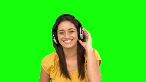 Mujer-Sonriendo-Y-Escuchando-Música-En-Pantalla-Verde