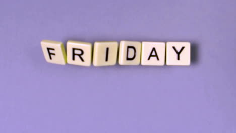 Plastikbuchstaben-Hüpfen-Herum-Und-Bilden-Das-Wort-„Freitag“