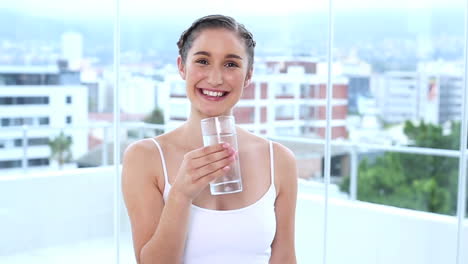 Mujer-Joven-Sonriente-Bebiendo-Agua