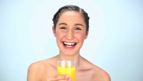 Mujer-Joven-Bebiendo-Jugo-De-Naranja