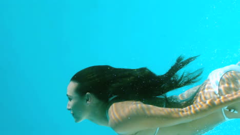 Woman-swimming-underwater