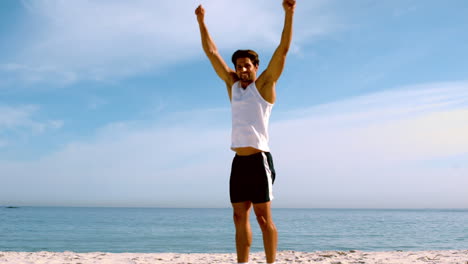 Glücklicher-Mann-Springt-Am-Strand