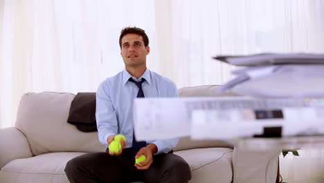 Feliz-Hombre-De-Negocios-Haciendo-Malabarismos-Con-Una-Pelota-De-Tenis-