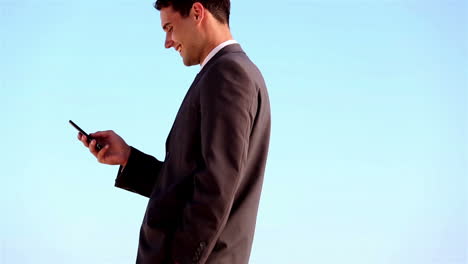 Unstressed-businessman-throwing-his-phone-on-the-beach