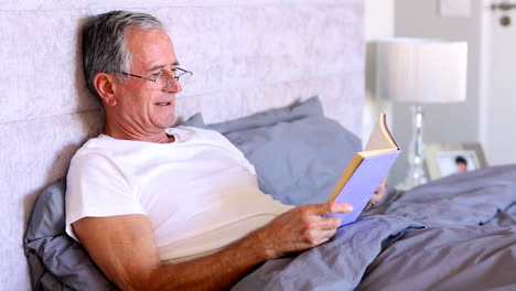 Anciano-Leyendo-Un-Libro-En-La-Cama