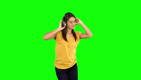 Mujer-Bailando-Con-Auriculares-En-Pantalla-Verde