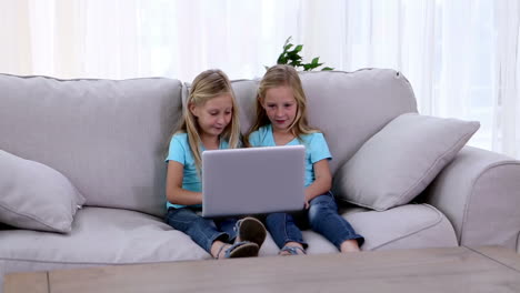 Zwei-Schwestern-Spielen-Mit-Laptop