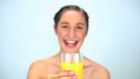 Glückliche-Junge-Frau-Trinkt-Orangensaft