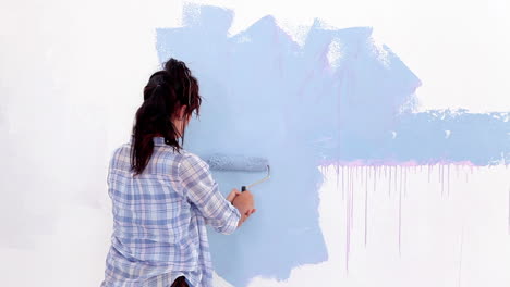 Mujer-Atractiva-Pintando-Su-Pared-