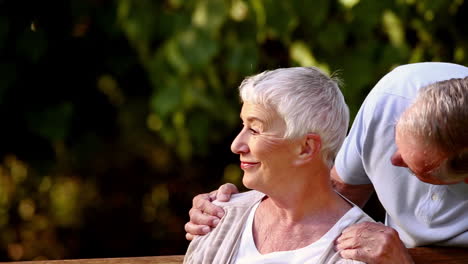 Elderly-couple-on-a-park-bench-