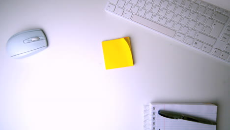 Gelbes-Post-It-Fällt-Auf-Den-Schreibtisch