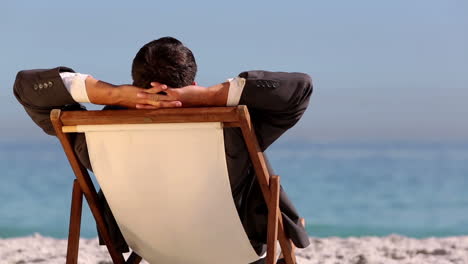 Businessman-relaxing-on-the-beach