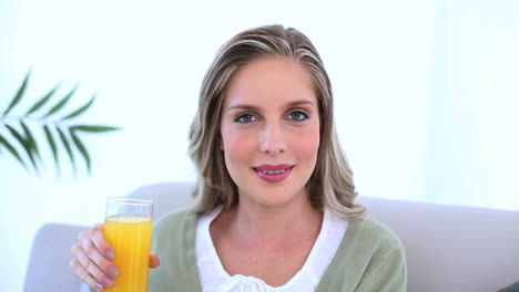 Bella-Mujer-Bebiendo-Un-Vaso-De-Jugo-De-Naranja