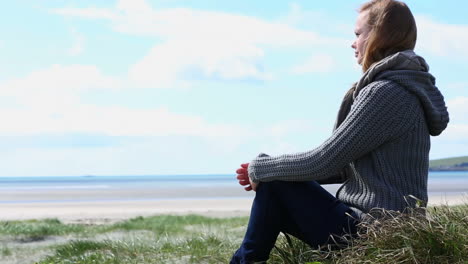 Woman-looking-at-the-sea