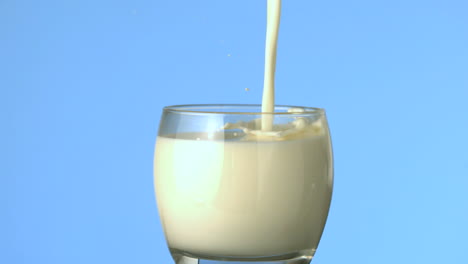 Milch-Wird-In-Ein-Glas-Gegossen
