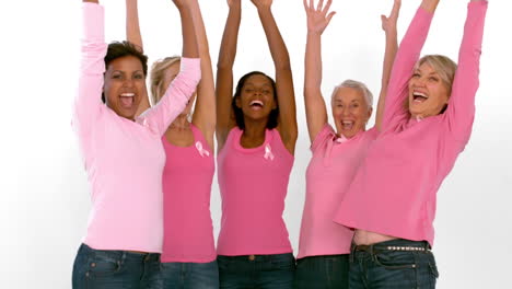 Gruppe-Fröhlicher-Frauen,-Die-Die-Arme-Zur-Aufklärung-über-Brustkrebs-Heben