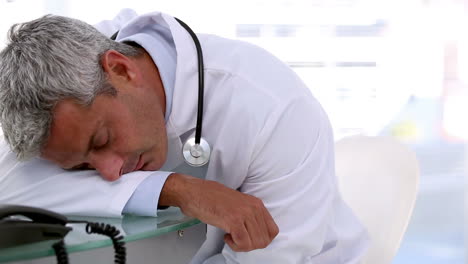 Sleeping-doctor-on-a-desk