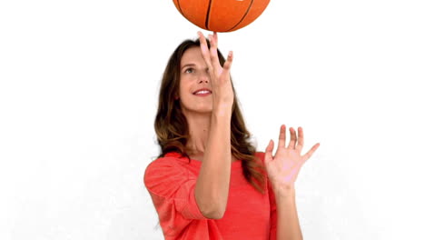 Mujer-Divirtiéndose-Con-Una-Pelota-De-Baloncesto-Sobre-Fondo-Blanco.